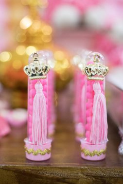 Tatlılar ve dekorasyon masada - Çocuk partisi ayı princ