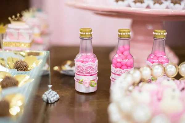 Dulces y decoración en la mesa - Fiesta infantil oso princ — Foto de Stock