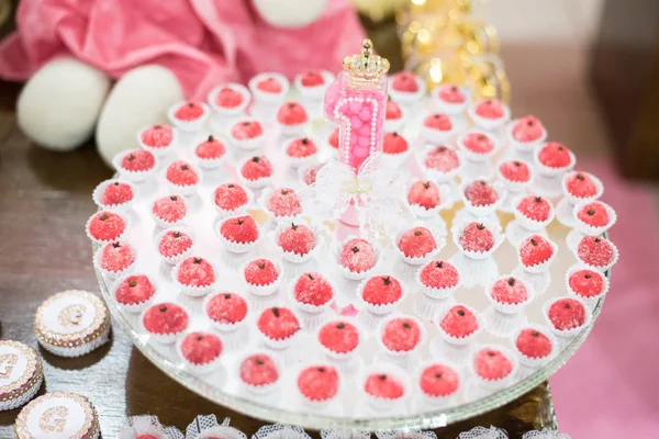 Doces e decoração sobre a mesa - Princípio de urso de festa infantil — Fotografia de Stock