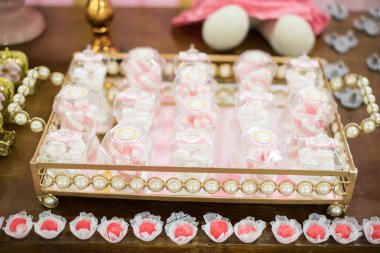 Tatlılar ve dekorasyon masada - Çocuk partisi ayı princ