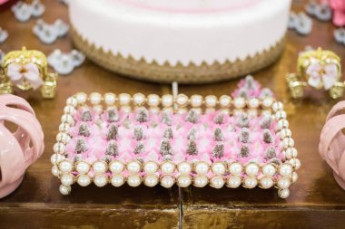 Tatlılar ve dekorasyon masada - Çocuk partisi ayı princ