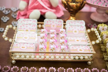 Tatlılar ve dekorasyon masada - Çocuk partisi ayı princ