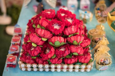 Masada tatlılar ve dekorasyon - Çocuk doğum günü bahçesi 