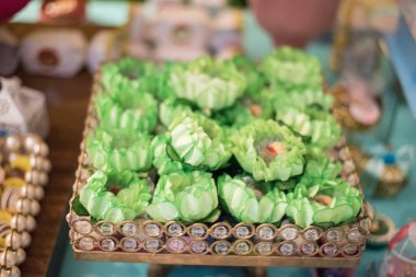 Masada tatlılar ve dekorasyon - Çocuk doğum günü bahçesi 