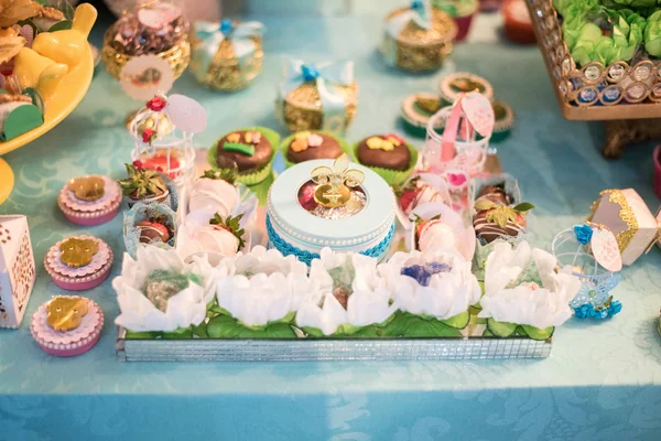 Dulces y decoración en la mesa - Jardín de cumpleaños para niños —  Fotos de Stock