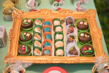 Masada tatlılar ve dekorasyon - Çocuk doğum günü bahçesi 