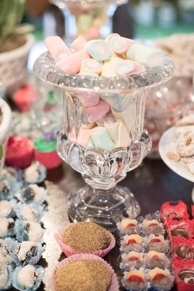 Słodycze i dekoracje na stole-ogród urodzinowy dla dzieci — Zdjęcie stockowe