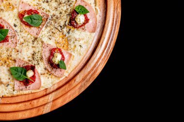 Yakın çekimde siyah bir arka plan üstüne yarım pizza