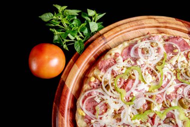 Yakın çekimde siyah bir arka plan üstüne yarım pizza