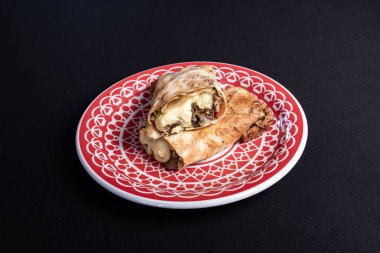 Siyah masaüzerinde plaka içinde çözgü