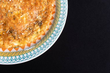 Siyah masada tavuk, mozzarella ve domates omlet