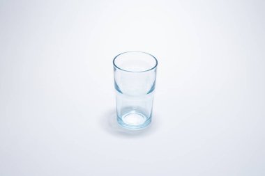 Beyaz zemin üzerinde geleneksel cam bardak