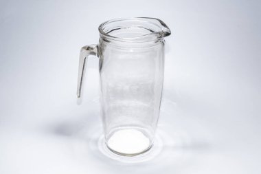 Beyaz arkaplan üzerinde geleneksel kavanoz