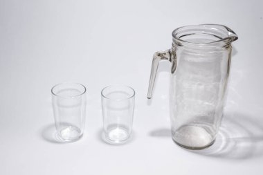 Beyaz zemin üzerinde geleneksel kavanoz ve cam