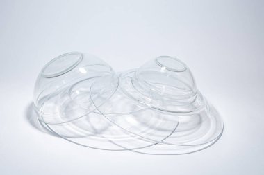 Beyaz arka planda tabak ve bowling.