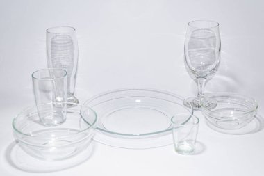 Tabaklar, kaseler ve kase beyaz arka planda.