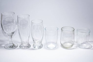 Beyaz zemin üzerinde geleneksel cam bardak