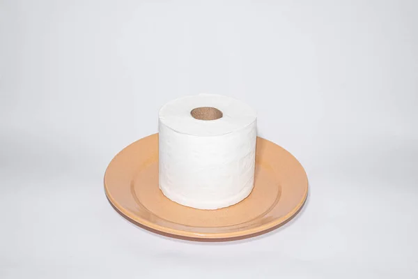 Beyaz Arka Plandaki Kahverengi Tabakta Tuvalet Kağıdı Var — Stok fotoğraf