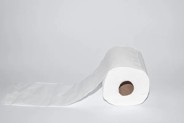 Beyaz Arka Planda Tuvalet Kağıdı — Stok fotoğraf