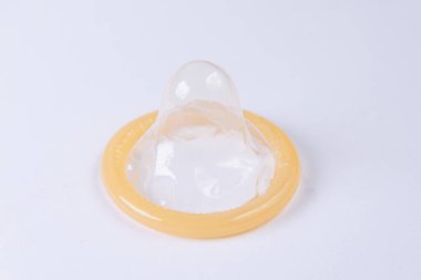 Beyaz arkaplanda lateks prezervatif