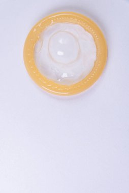 Beyaz arkaplanda lateks prezervatif