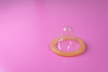 Pembe arka planda lateks prezervatif