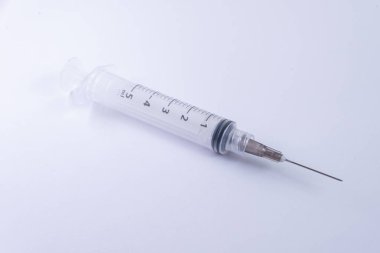 Beyaz arkaplanda plastik şırınga