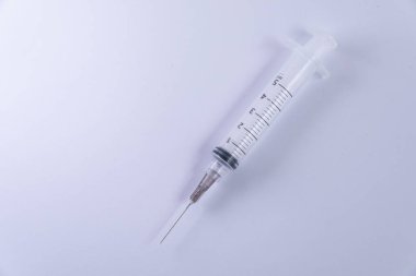 Beyaz arkaplanda plastik şırınga