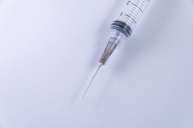 Beyaz arkaplanda plastik şırınga