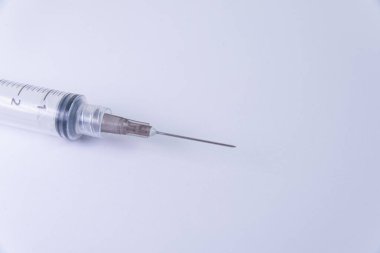 Beyaz arkaplanda plastik şırınga