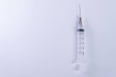 Beyaz arkaplanda plastik şırınga