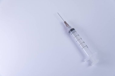 Beyaz arkaplanda plastik şırınga