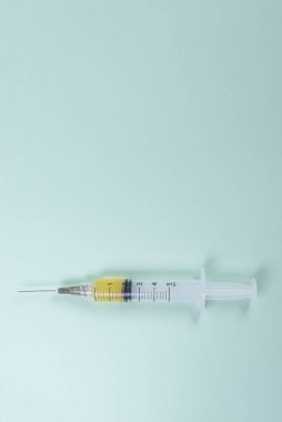 Yeşil arka planda plastik şırınga