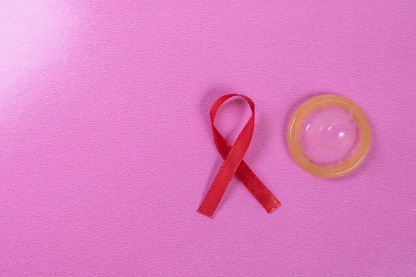 Cinta Roja Condón Látex Fondo Rosa — Foto de Stock