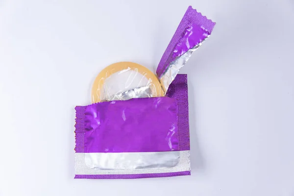 Preservativo Látex Sobre Fundo Branco — Fotografia de Stock