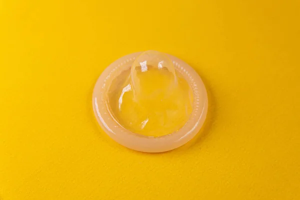 Латексний Презерватив Жовтому Тлі — стокове фото