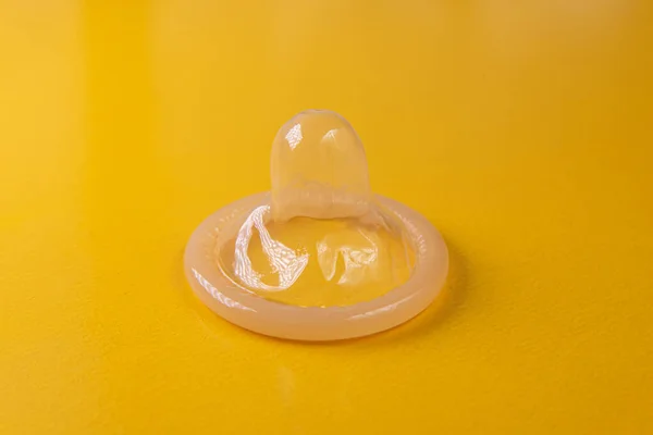 Preservativo Lattice Sfondo Giallo — Foto Stock