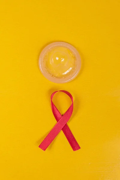 Nastro Rosso Preservativo Lattice Sullo Sfondo Giallo — Foto Stock