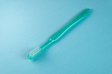 Mavi arkaplanda yeşil diş fırçası