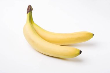 Beyaz arka planda izole edilmiş muzlar