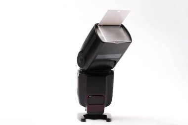 Beyaz izole zemin üzerinde bir kamera için flash. Stüdyo flaş ışığı.
