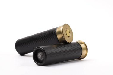 Yalıtılmış bir beyaz arka planda av tüfeği kartuşlarından. Avcılık.