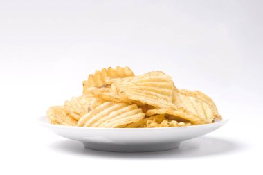 Beyaz izole zemin üzerinde beyaz bir daire içinde patates cipsi. Cips.