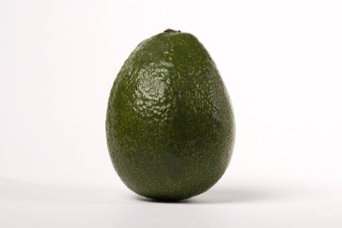 Beyaz zemin üzerine yeşil avakado.