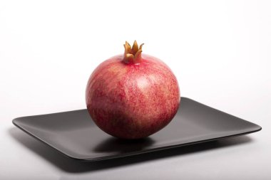 Kırpma yolu ile beyaz arkaplanda izole taze nar.