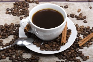 Kaynaklı kahve beyaz bir bardağa dökülür.