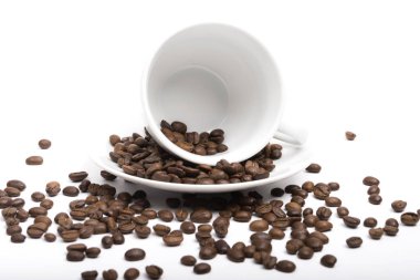 Kahve çekirdekleri üzerine beyaz izole kahve Kupası.