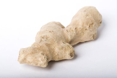 Zencefil kökü beyaz izole zemin üzerinde.