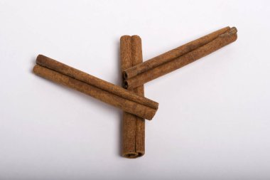 Beyaz arka planlı portre üzerinde izole kabuk tarçın baharat.