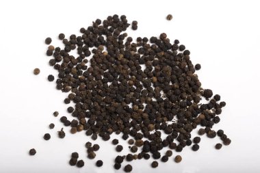 Beyaz arkaplanda siyah biber.